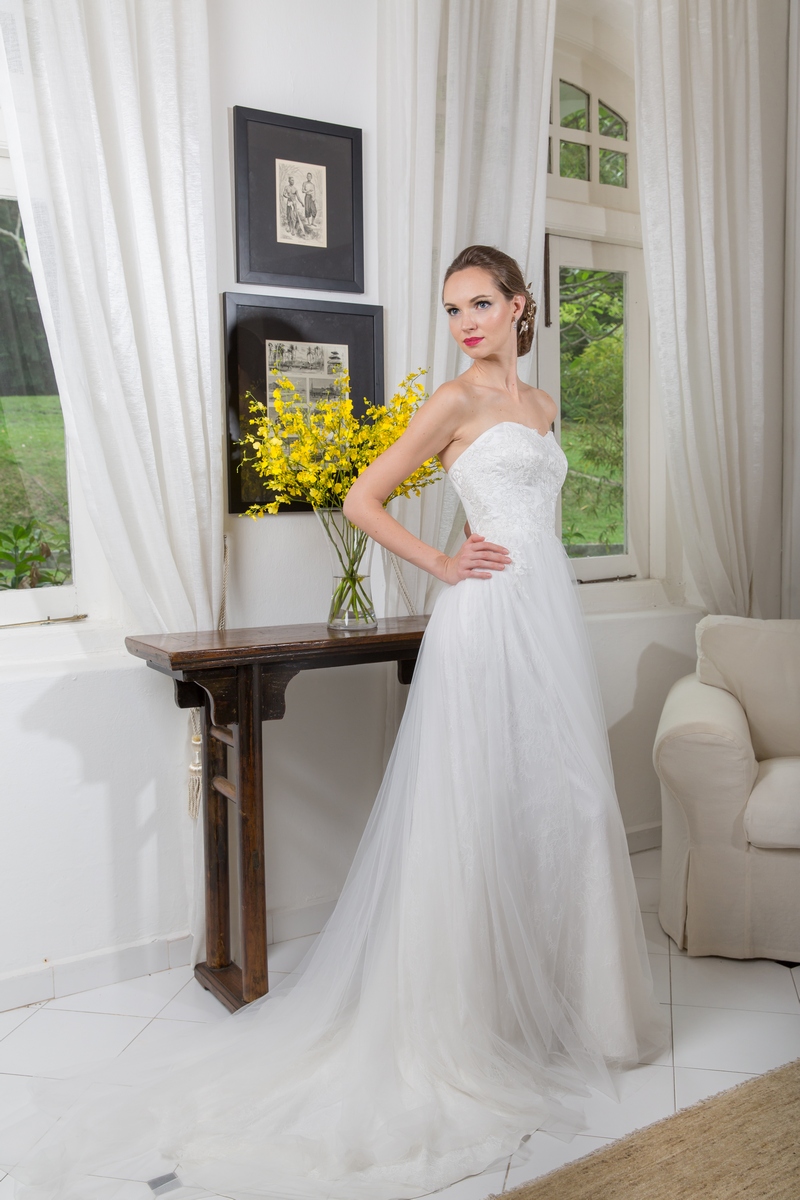 Lace Bodice Sweetheart Bustier Flowly Wedding Dress