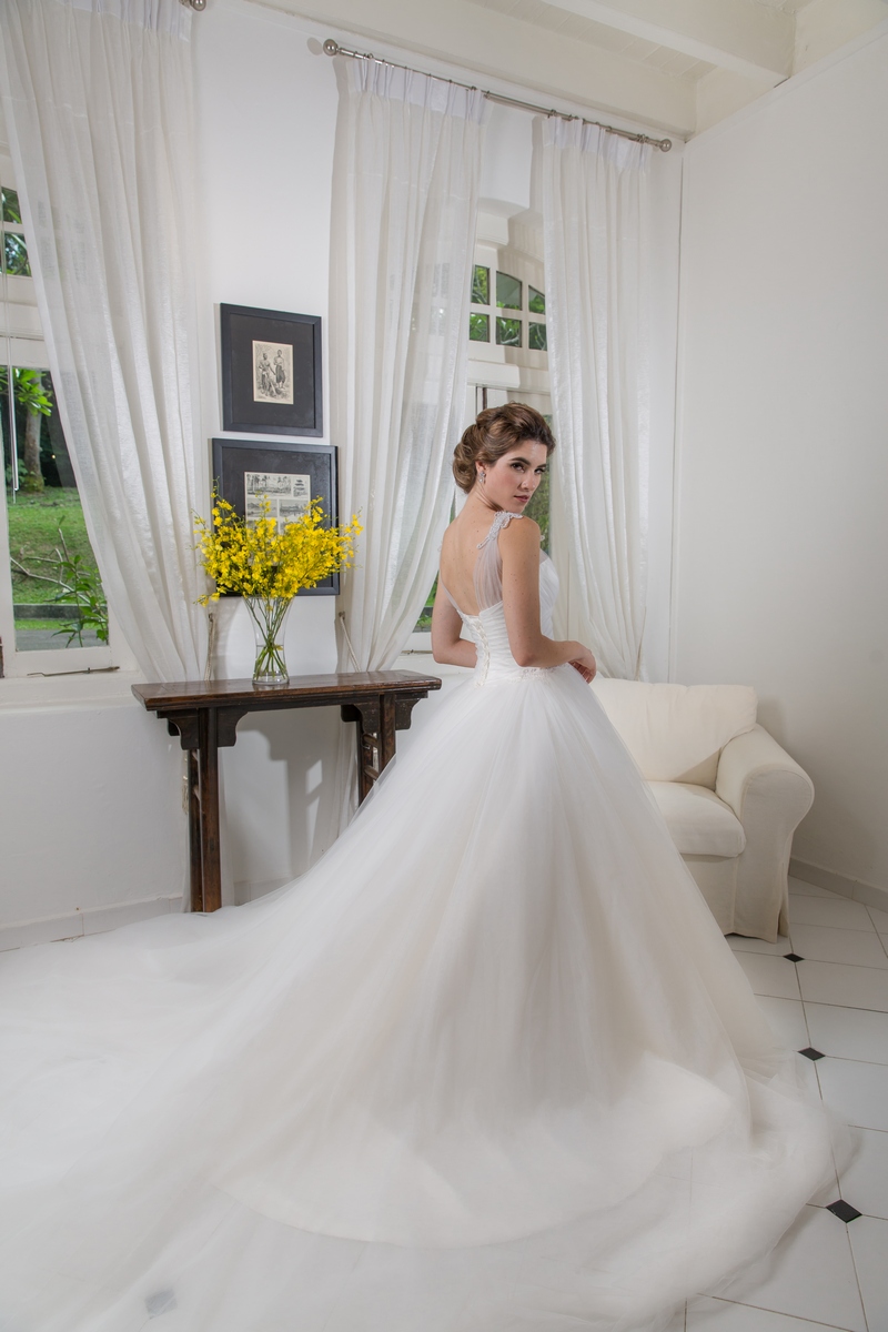 Classic Pleated Tulle Lace Pearl Beading Shoulder Strap Ballgown Wedding Dress